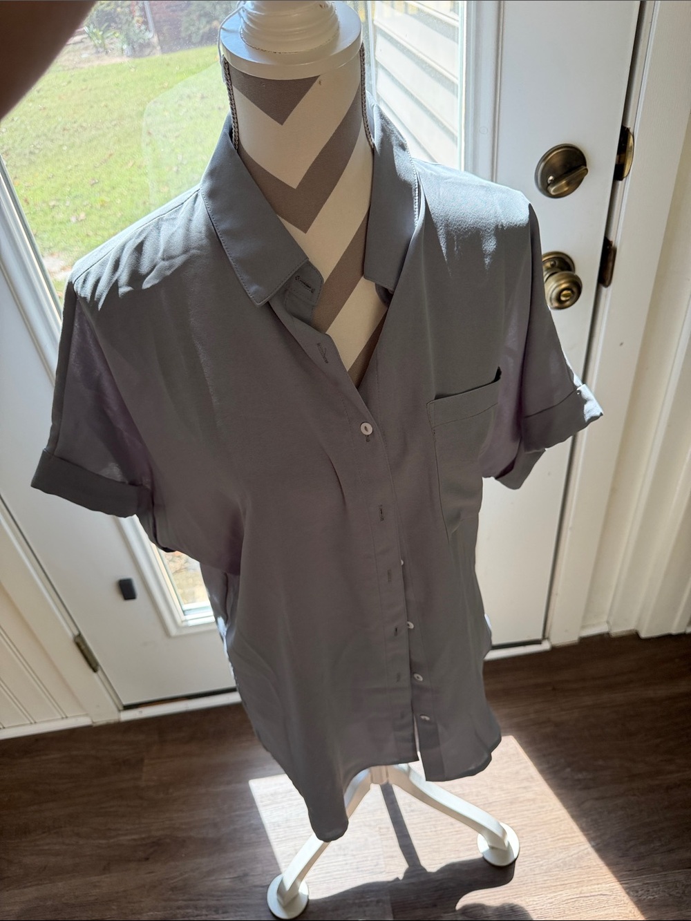 Classic Short-Sleeve Button-Up Shirt in Light Gray